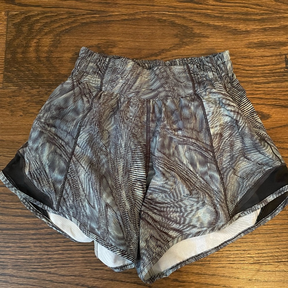 LULULEMON SHORTS NEVER WORN SIZE 0 TALL